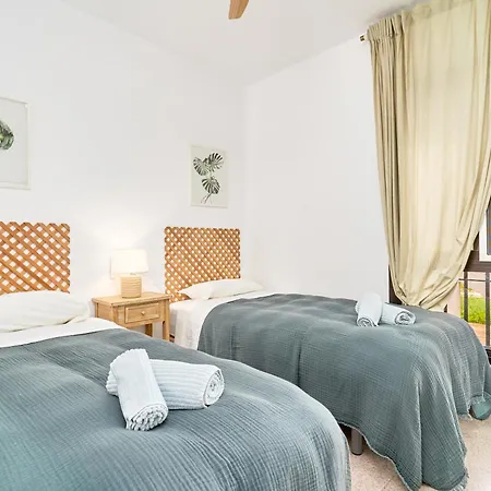 Frontline Vacation A86 3 Apartment